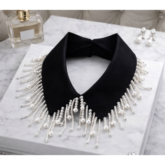 Czarny biżuteryjny kołnierzyk ze srebrnymi i białymi dodatkami – elegancki, efektowny akcent stylizacji.